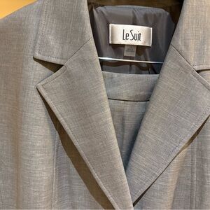 Le Suit Women's pantsuit, light gray. Size 14. Both pieces are fully lined. NWT.